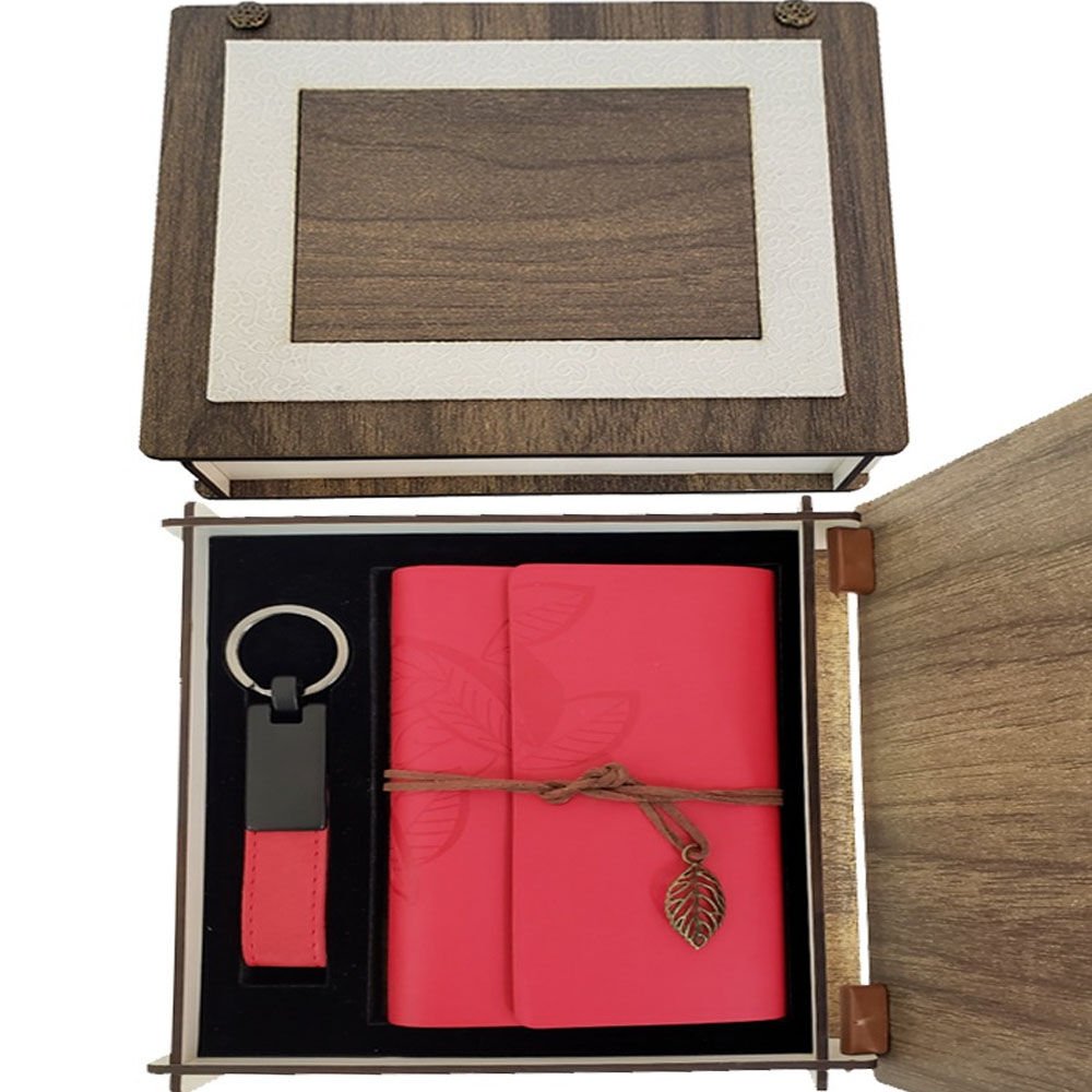Özel Ahşap Kutulu Kırmızı Deri Defter ve Anahtarlık Seti